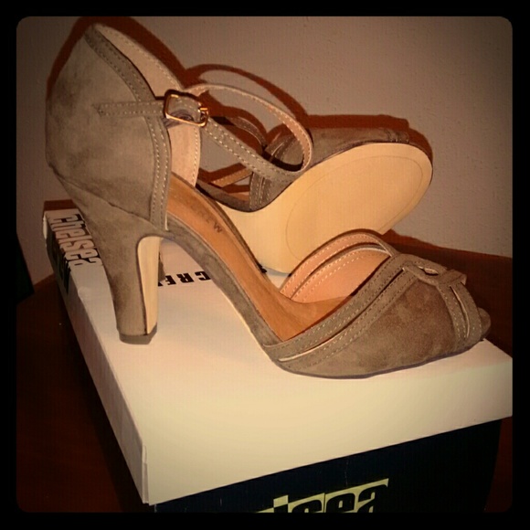 Suede pumps