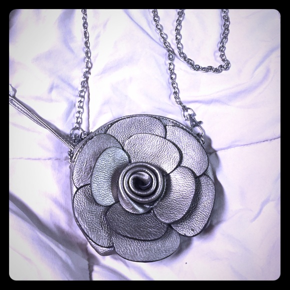 This is an adorable purse from Hallmark store . 🎄