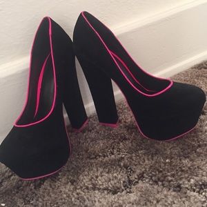 Adorable flashy pumps