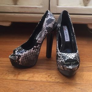 Size 5 Lasonia platform snakeskin peep toe heel