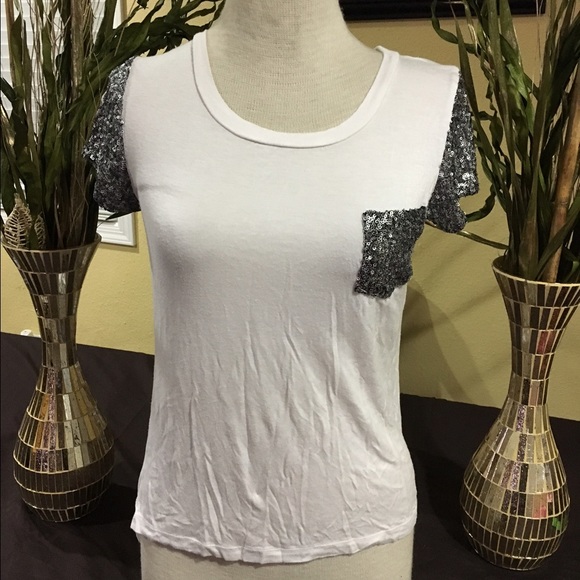 White tee, with sequence sleeves & pocket. - Picture 1 of 2