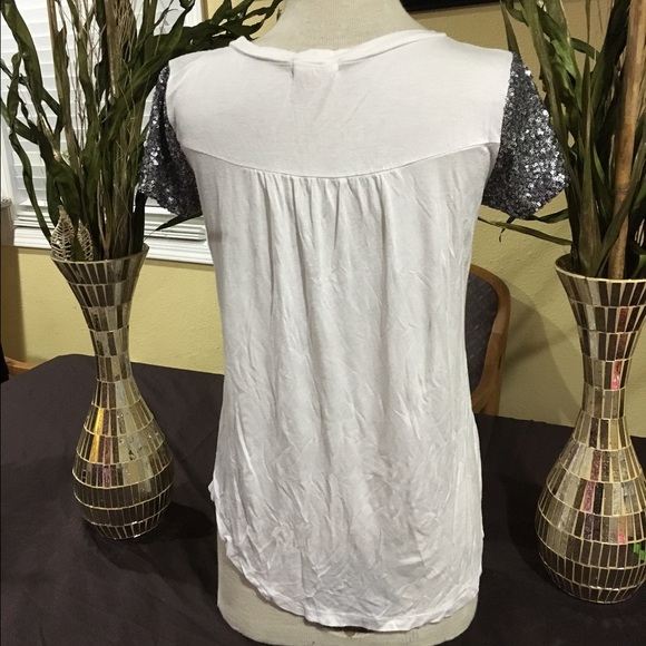 White tee, with sequence sleeves & pocket. - Picture 2 of 2