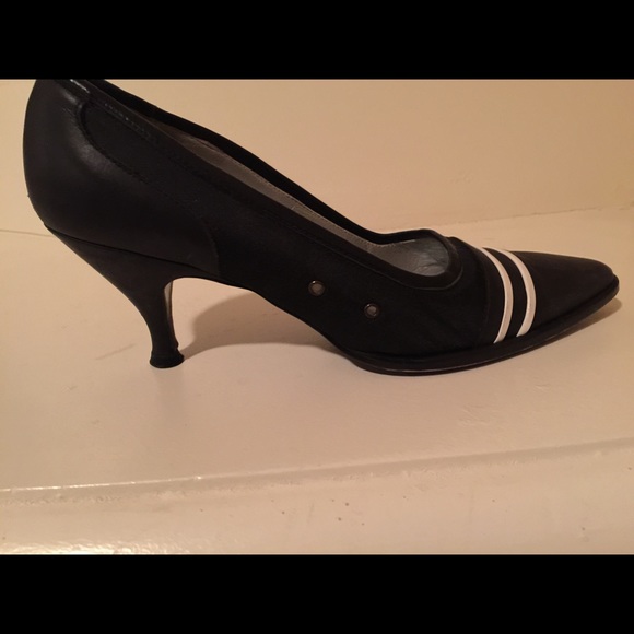 Charles Jourdan, low heel pump. - Picture 2 of 2