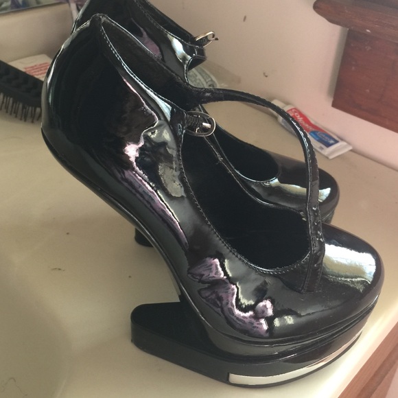 Heel less platforms