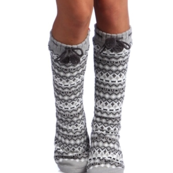 🚫SOLD🚫 Winter Pom Pom Slipper Socks - Picture 2 of 4