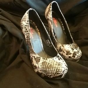 HOTT snake skin print heels!!!
