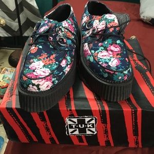 Tuk floral creepers