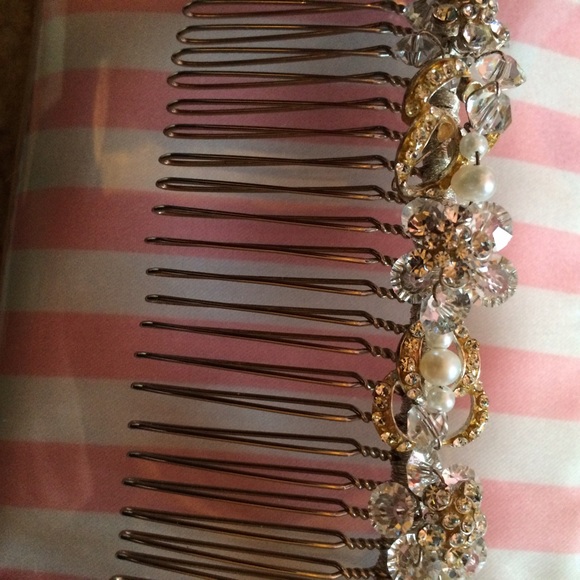 Bridal Hair comb with crystals and pearls main image 4