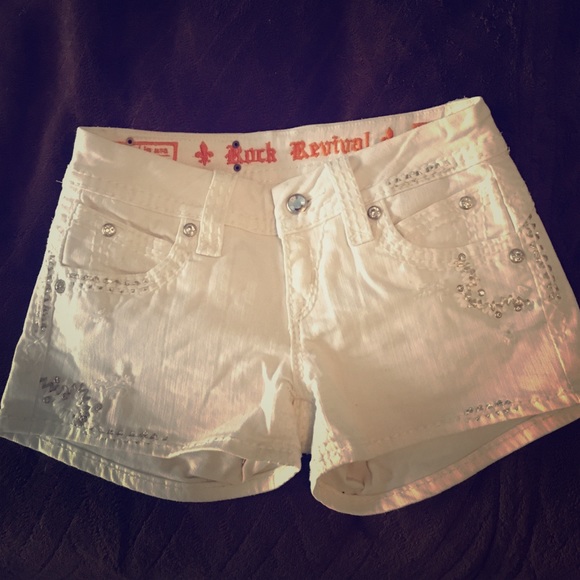 Size 25 Rock Revival shorts in white