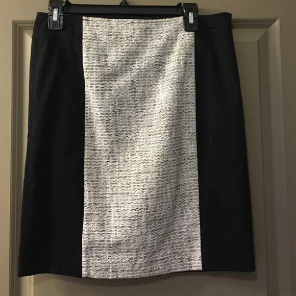 DKNY Super cute mixed material pencil skirt!