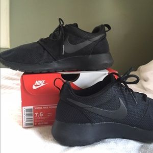 ❤️ SOLD ❤️ Nike Roshe One All Black 7.5