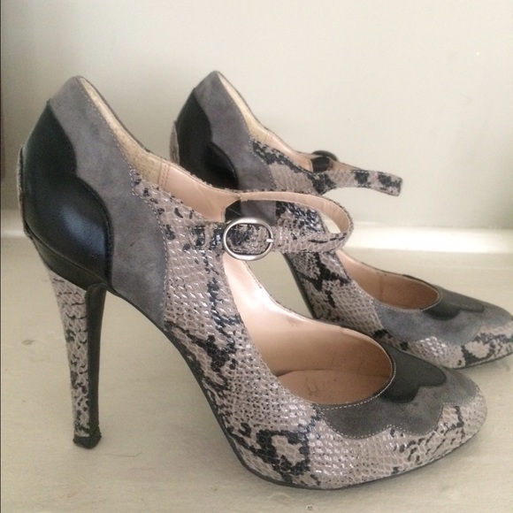 Lovely people Shoes - ❗️SUMMERSALE❗️Lovely People Gray snakeskin heels 9