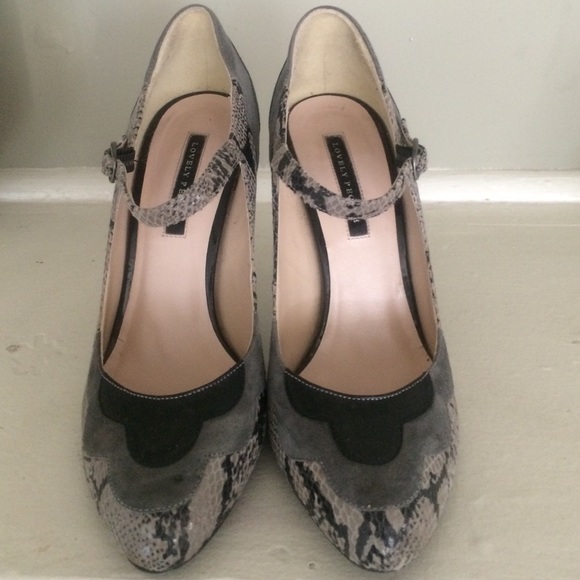 ❗️SUMMERSALE❗️Lovely People Gray snakeskin heels 9 - Picture 2 of 4