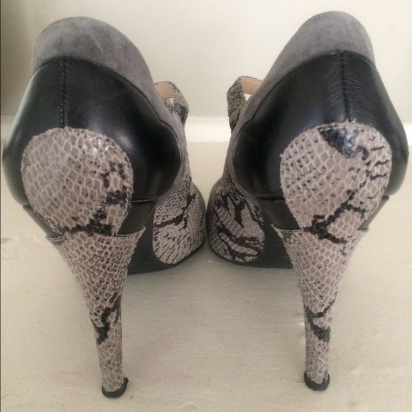 ❗️SUMMERSALE❗️Lovely People Gray snakeskin heels 9 - Picture 3 of 4