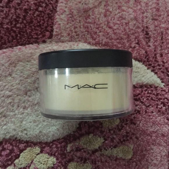 MAC Studio Finish Face Powder