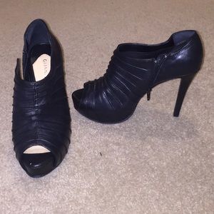 Gianni Bini black leather heels