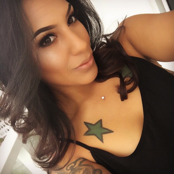 Meet your Posher, Moni