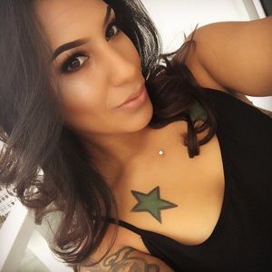 Meet your Posher, Moni