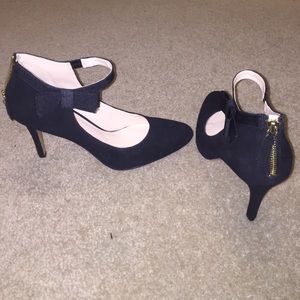 Nine West leather heels with a bow.