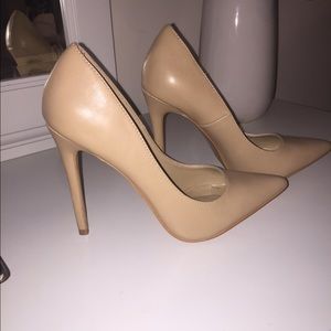 Nude pumps