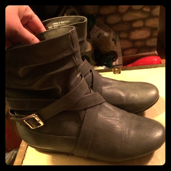 Women's size 8 dress boots.