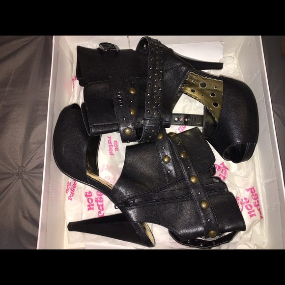 Black booties size 9 - Picture 2 of 2