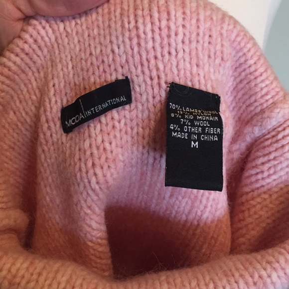 ✌️2 for $10/💗Victoria's Secret Ombré Pink Sweater w/Belt💗 - Picture 4 of 4