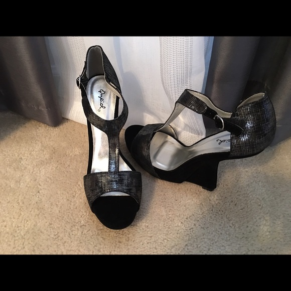 Black and silver size 9. - Picture 1 of 2