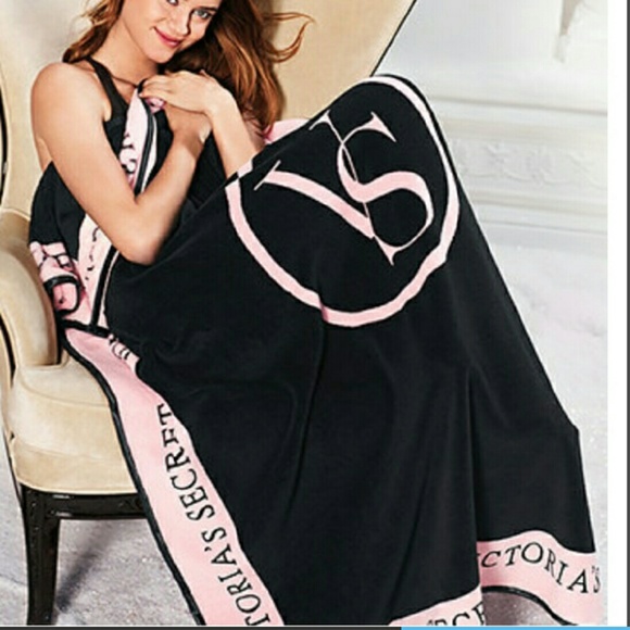 NWT Gorgeous VS Fleece blanket