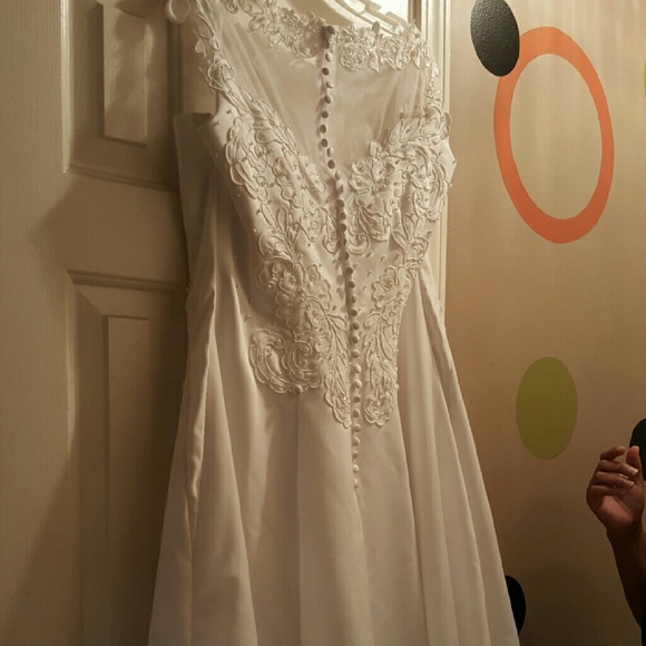 Wedding gown - Picture 4 of 4