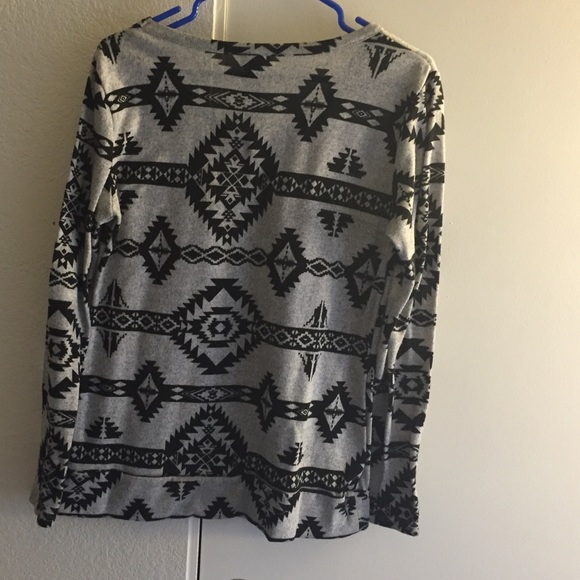 Aztec patterned top! - Picture 3 of 3