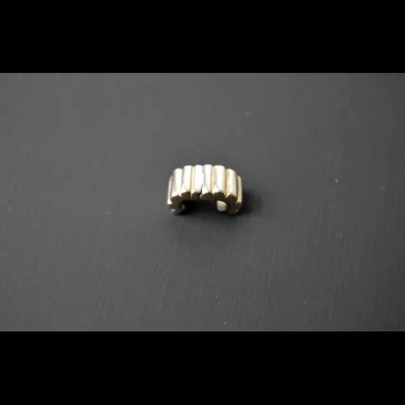 Pandora ribbed clip