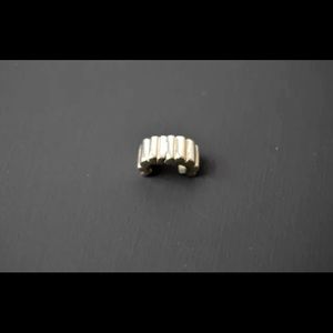 Pandora ribbed clip