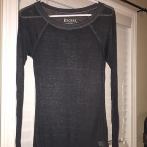 grey long sleeve shirt