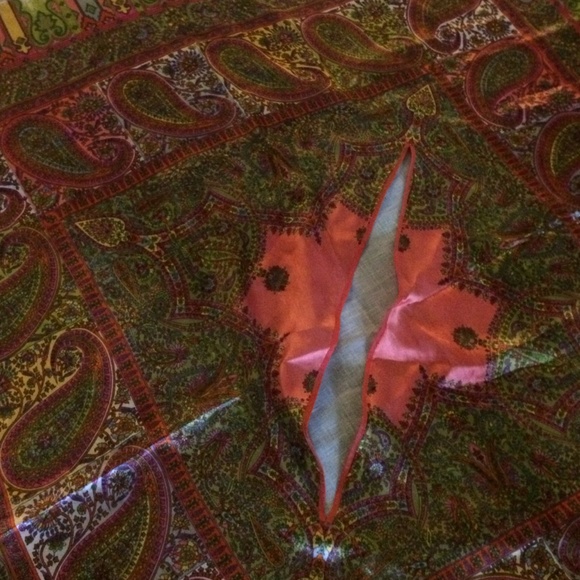 Beautiful colorful scarf with a slit in the middle - Picture 3 of 4