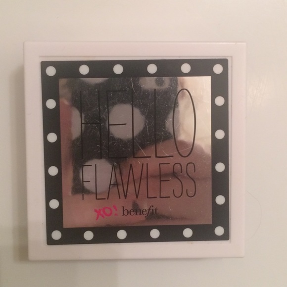 Benefit Hello Flawless Powder in honey