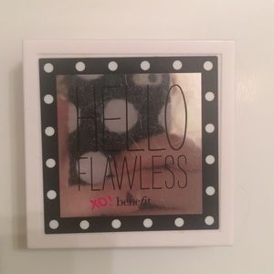 Benefit Hello Flawless Powder in honey