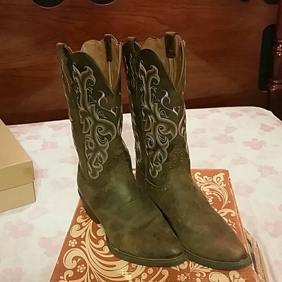 ***ON HOLD*** NIB Justin cowboy boots