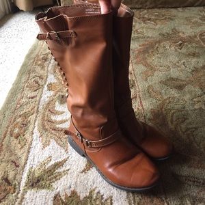 Studded cognac boots!