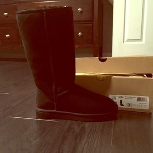 New Black Ugg boots not accepting offers below 100