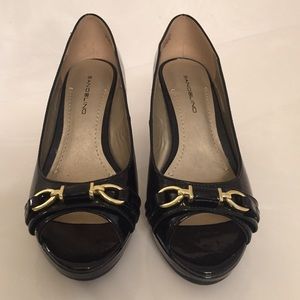 NWOT Bandolino patent leather peep toe pumps sz 6M