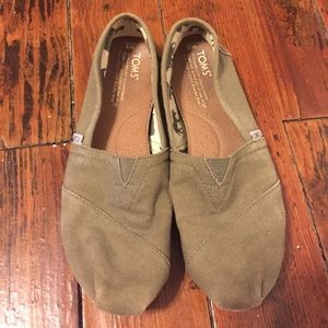 Women's size 8 Toms