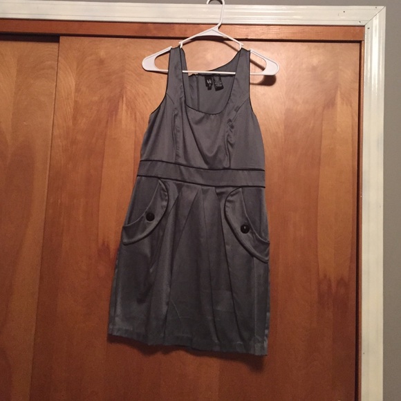 Silver with black trim free. Sleeveless.