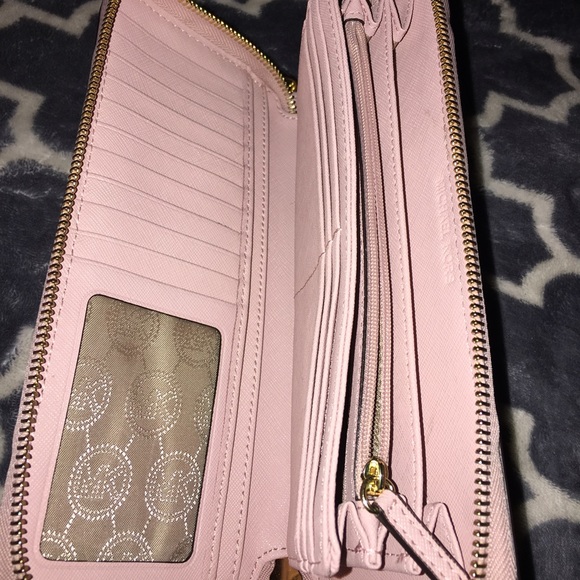 Sold authentic Michael kors continental wallet - Picture 3 of 3