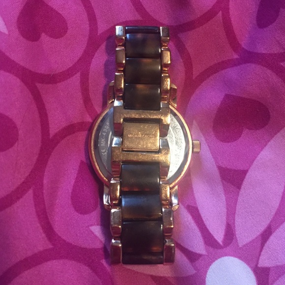 Michael kors watch, no scratches perfect condition - Picture 2 of 4
