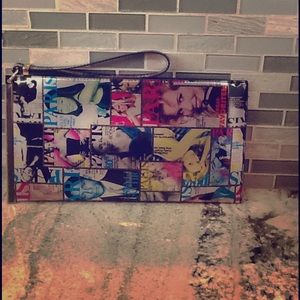 MAGAZINE PRINT CLUTCH/WRISTLET