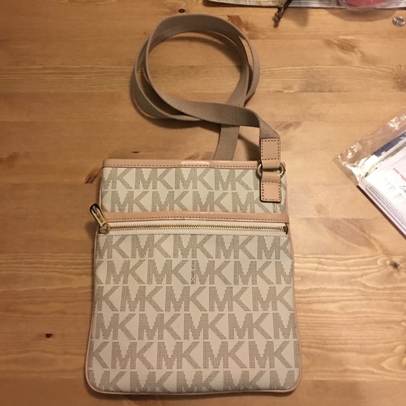 Michael Kors signature vanilla cross body