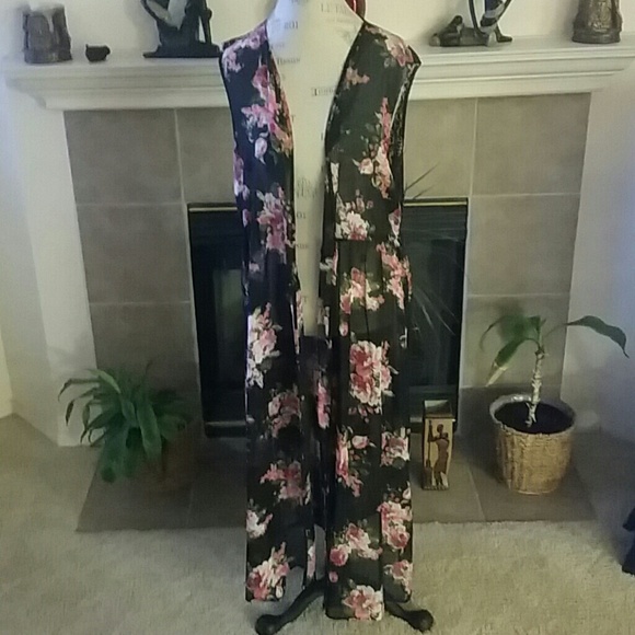 🚫 SOLD 🚫 Floral and Lace Duster - Picture 3 of 4