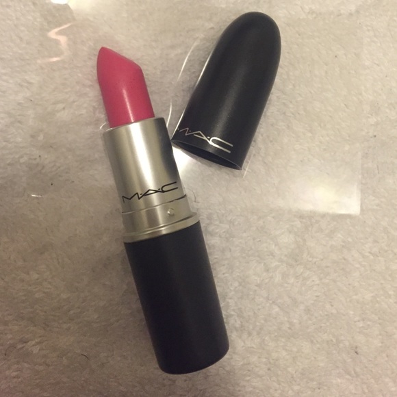 MAC lipstick in Pink Nouveau