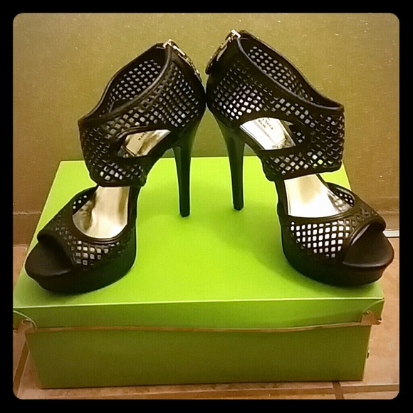 Simply Vera Vera Wang NEVER been used.